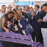 Un familiar del joven fallecido en Palomares llora en un banco durante el minuto de silencio que se celebró en el municipio