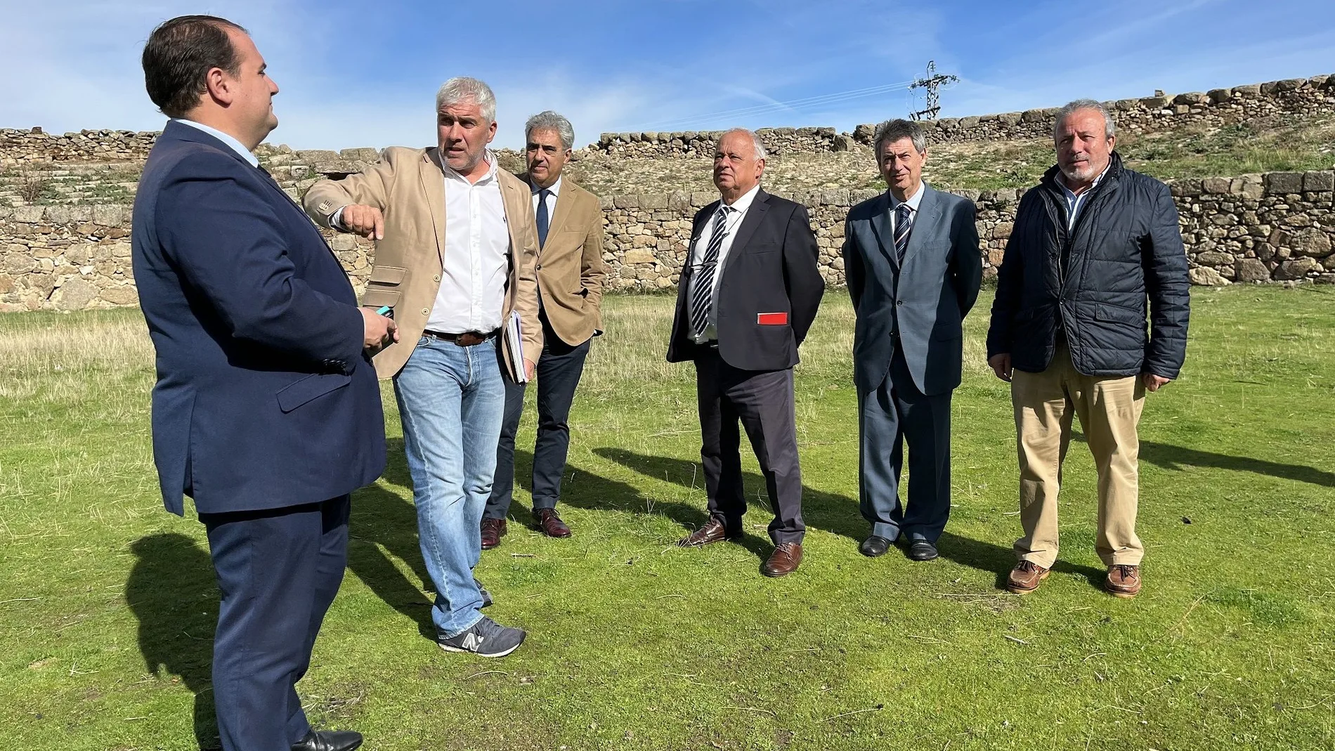 El consejero de Cultura, Turismo y Deporte, Gonzalo Santonja, visita la histórica plaza de toros de piedra de Villafranca de la Sierra, junto al alcalde de este municipio abulense, Francisco López