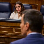 El presidente del Gobierno, Pedro Sánchez y la ministra de Igualdad, Irene Montero durante una sesión de control al Ejecutivo en el Congreso de los Diputados