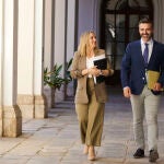 El consejero de Sostenibilidad, Medio Ambiente y Economía Azul de la Junta de Andalucía y portavoz del gobierno, Ramón Fernández-Pacheco, (d) junto a la consejera de Fomento y Articulación del Territorio de la Junta de Andalucía, Marifrán Carazo