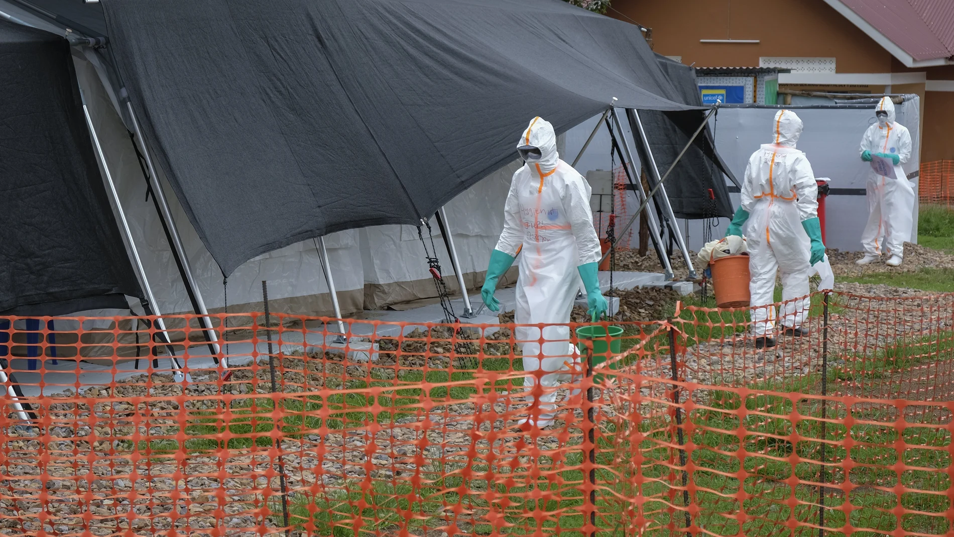 Trabajadores sanitarios en un centro de aislamiento contra el ébola en Uganda