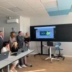 La consejera de Desarrollo Educativo y Formación Profesional, Patricia del Pozo, y el presidente de la CEA, Javier González de Lara, en su visita al IES Los Viveros de Sevilla