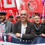 Los líderes de CC OO, Unai Sordo (c), y UGT, Pepe Álvarez (2d)