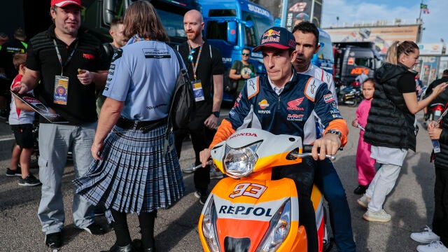 Marc Márquez, en el paddock del circuito Ricardo Tormo de Cheste