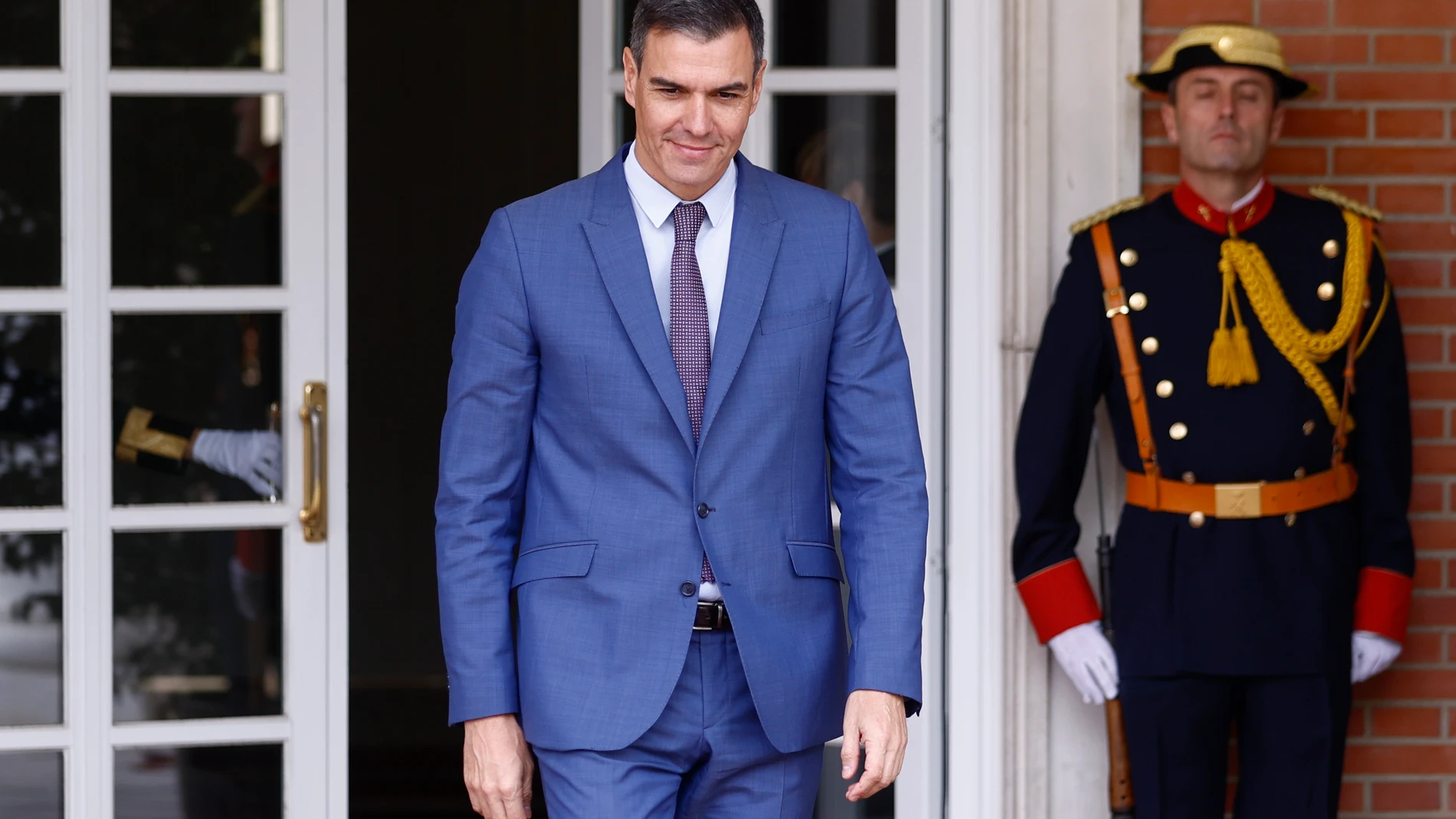 El presidente del Gobierno, Pedro Sánchez, ayer a las puertas del Palacio de la Moncloa