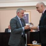 El vicepresidente de la Diputación de Segovia, José María Bravo, y el ganador del premio Manuel Francisco Reina.