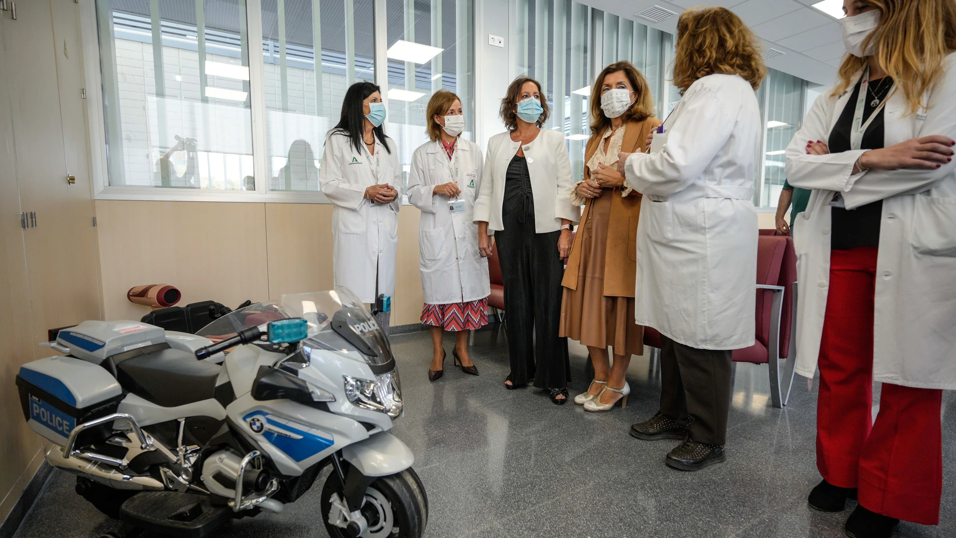 La consejera de Salud y Consumo de la Junta de Andalucía, Catalina García, durante su visita al nuevo Servicio de Oncología Radioterápica del Hospital Reina Sofía. EFE/ Rafa Alcaide
