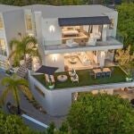 La moderna vivienda tiene vistas panorámicas al océano y el centro de Los Ángeles.