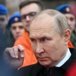 El presidente ruso Vladimir Putin gesticula mientras habla con miembros de los Movimientos Nacionales del Frente Popular y de los Jóvenes Cadetes del Ejército tras asistir a una ceremonia de colocación de flores en el monumento de Minin y Pozharsky en la Plaza Roja de Moscú, durante el Día de la Unidad Nacional en Moscú
