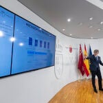 El consejero de Economía y Hacienda, Luis Alberto Marín, durante la rueda de prensa que ha ofrecido este viernes para informar sobre el techo de gasto de los presupuestos de la Comunidad de Murcia, tras el consejo de gobierno extraordinario celebrado en el Palacio de San Esteban, sede del gobierno regional.