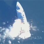 Captura de pantalla con el barco ucraniano tras ser golpeado por un drone ruso