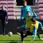 Busquets y Piqué pelean por un balón en un entrenamiento