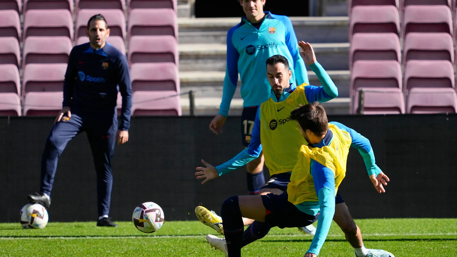 Busquets y Piqué pelean por un balón en un entrenamiento