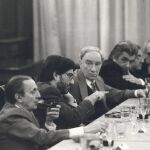 Fernando Fernán Gómez, en el centro, durante una reunión en la SGAE