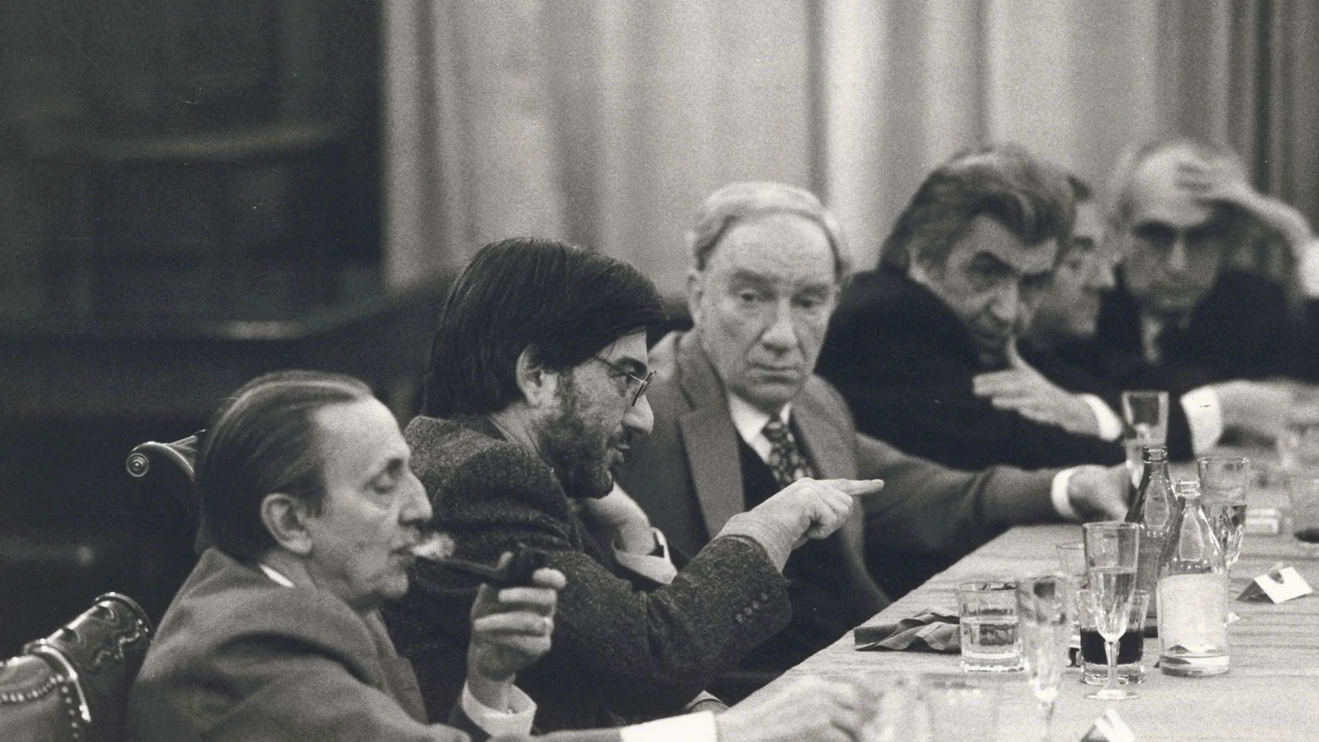 Fernando Fernán Gómez, en el centro, durante una reunión en la SGAE