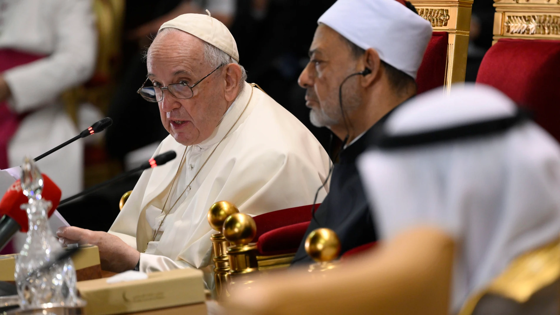 Francisco, ayer, junto al gran imán de la Universidad cairota Al-Azhar, Ahmed Al-Tayyeb