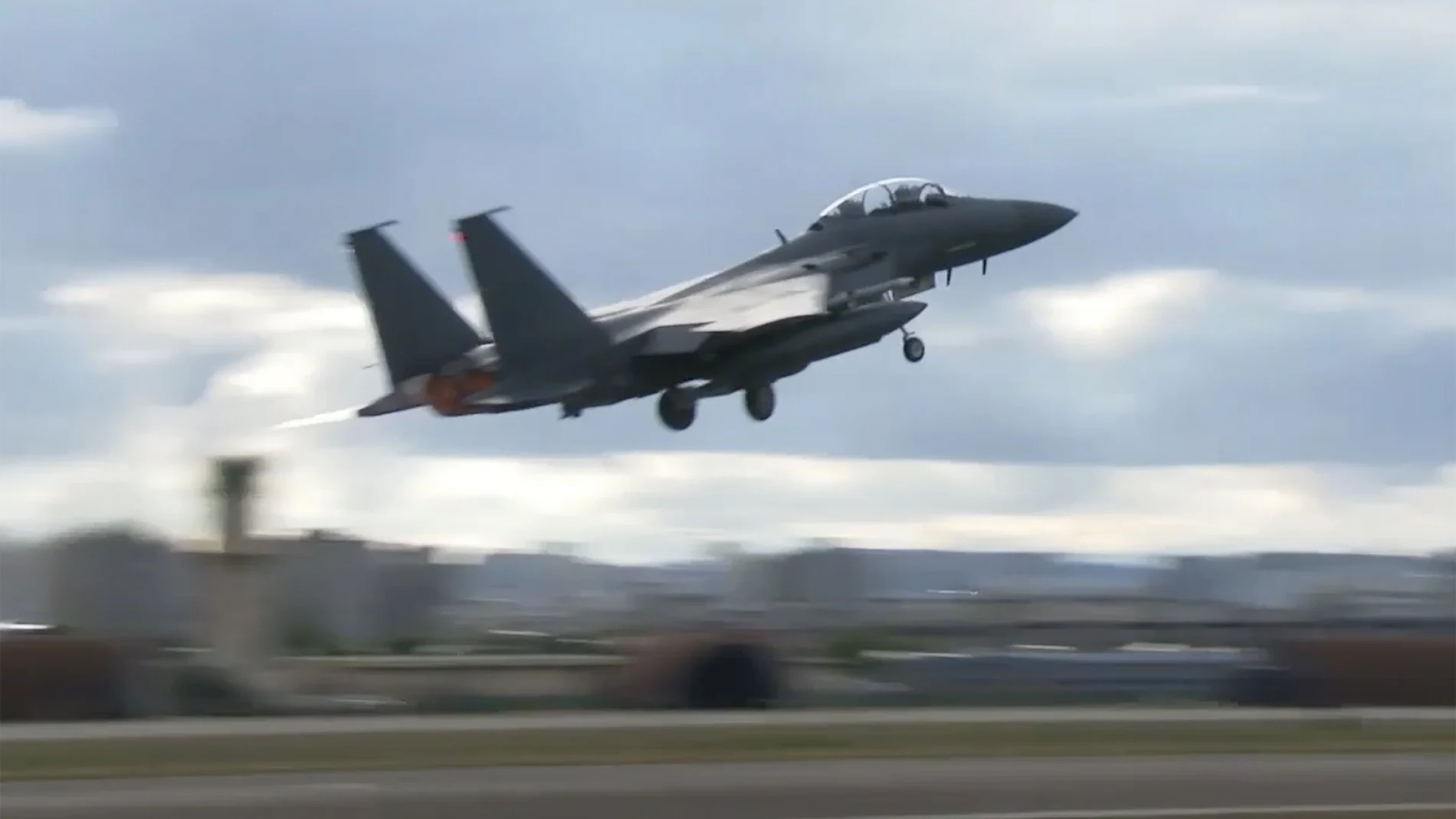 Un avión de combate F15K de la Fuerza Aérea de Corea del Sur despega el martes 4 de octubre de 2022