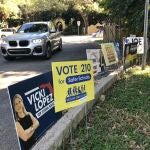 Carteles de los candidatos frente a un colegio electoral en Florida
