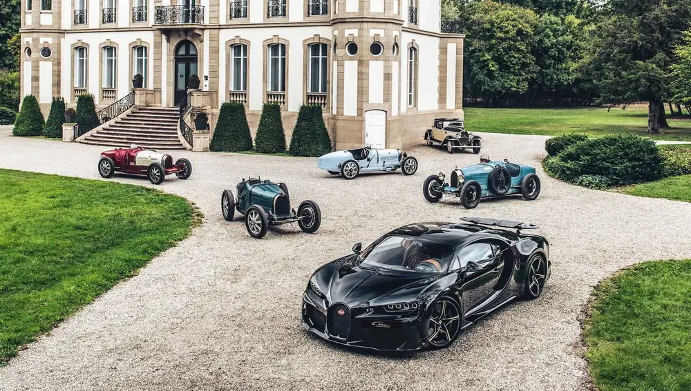 Automóviles originales comparados con un modelo actual de la firma.