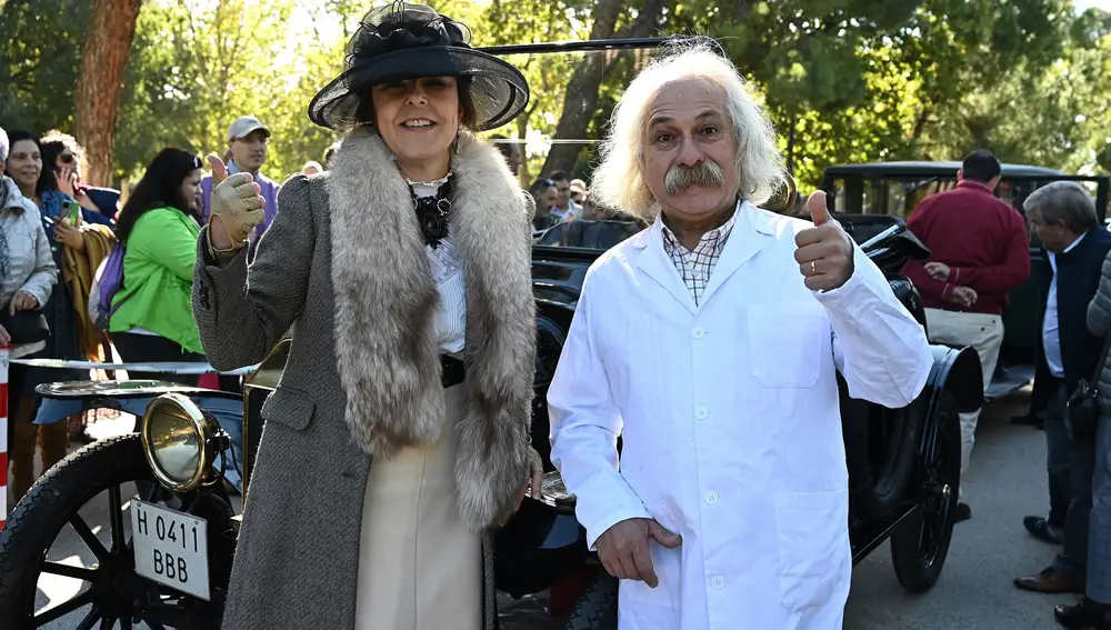 Dos de los participantes en la "Exhibición Veteran Retiro Madrid, 60 Aniversario Veteran Car Club de España"