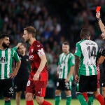 El árbitro Sánchez Martínez muestra la tarjeta roja a Nabil Fekir, uno de los tres expulsados en el derbi