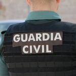 Agente de la Guardia Civil de espaldas