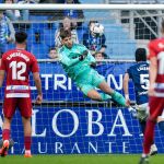 EL portero del Oviedo realiza una intervención