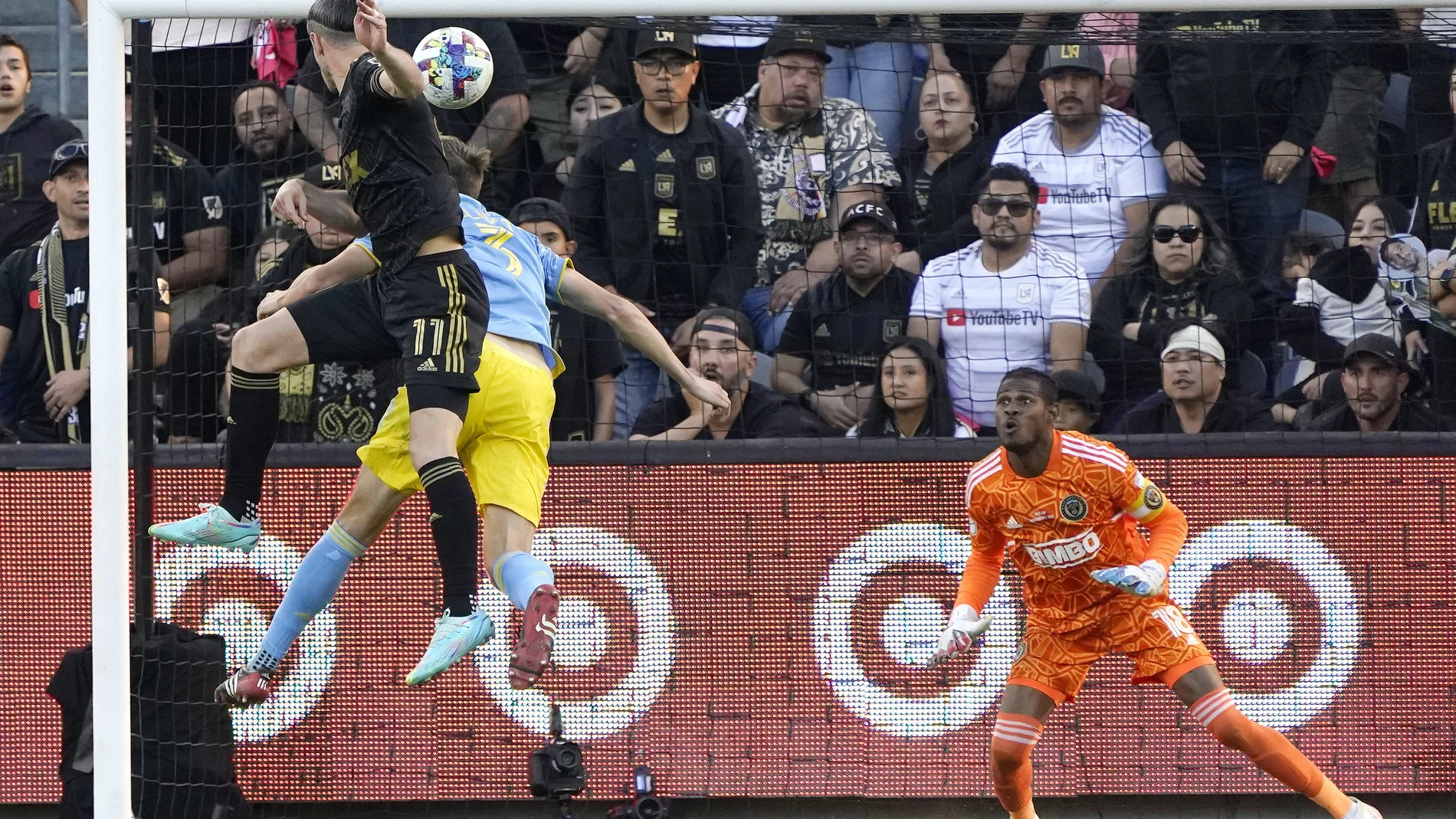 Gareth Bale remata de cabeza para empatar en el último minuto
