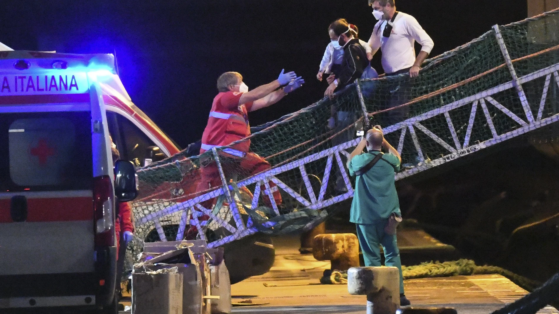 Inmigrantes rescatados por el barco noruego "Geo Barents" desembarcan en el puerto siciliano de Catania