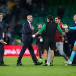 Ramón Rodríguez “Monchi”, increpado por un integrante del cuerpo técnico del Betis tras ir a saludar a los aficionados sevillistas en la grada
