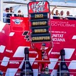 Pecco Bagnaia celebra en el podio su título de MotoGP