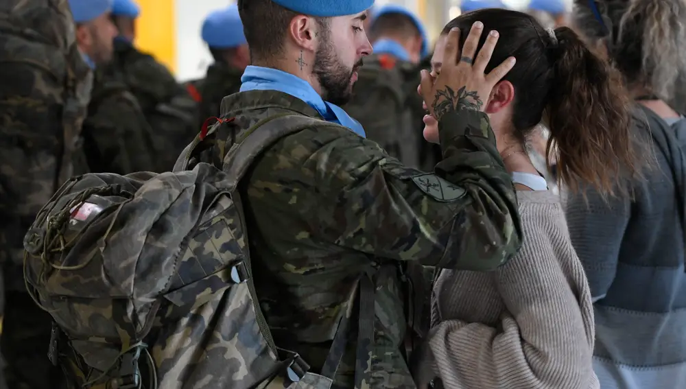 ALMERÍA, 06/10/2022.- La primera rotación de 260 militares del contingente Brigada de Líbano XXXII (Brilib XXXVIII), que participa en la misión Libre Hidalgo, parten este domingo por la tarde desde Almería al Líbano. EFE/Carlos Barba