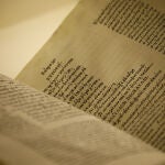 Textos de uno de los libros de la exposición en la Mezquita - Catedral de Córdoba una de las sedes de la exposición