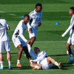 El centrocampista belga del Real Madrid, Eden Hazard (2d) bromea con el defensa austriaco David Alaba (2i) durante el entrenamiento del equipo en la Ciudad deportiva en Valdebebas, Madrid este domingo previo a su enfrentamiento liguero contra el Rayo Vallecano. EFE/Rodrigo Jiménez
