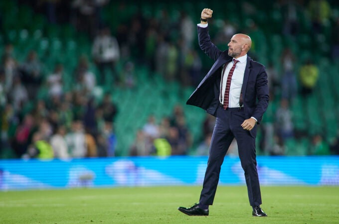 Ramon Rodriguez “Monchi”, saludando a los aficionados del Sevilla tras el encuentro de anoche