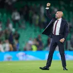 Ramon Rodriguez “Monchi”, saludando a los aficionados del Sevilla tras el encuentro de anoche