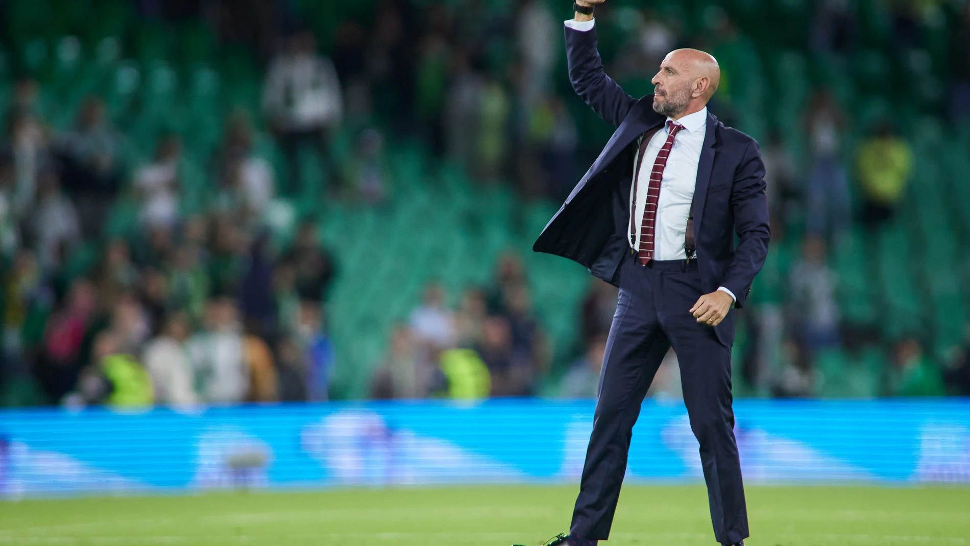 Ramon Rodriguez “Monchi”, saludando a los aficionados del Sevilla tras el encuentro de anoche