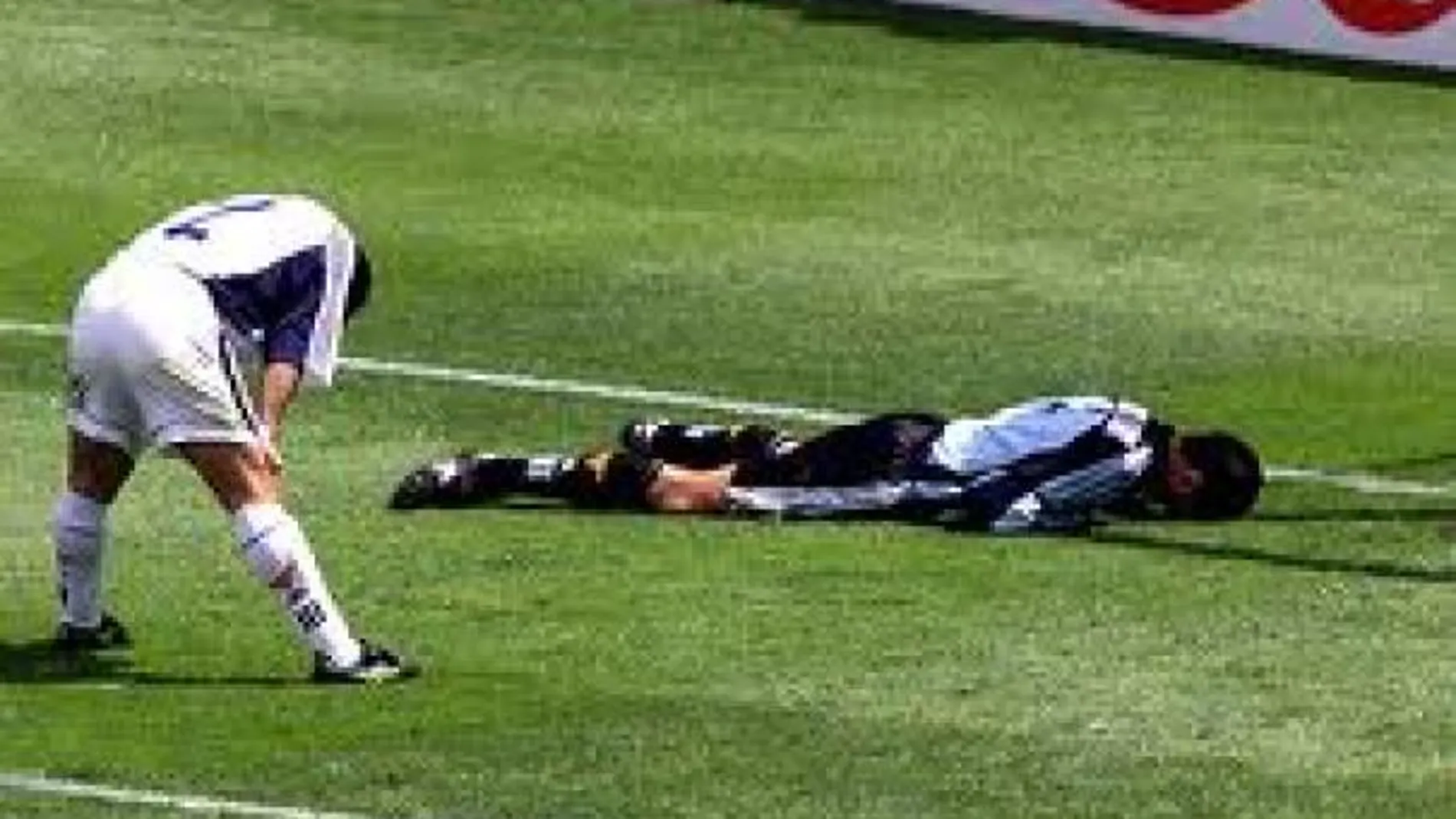 Zubizarreta y Ferrer, después del gol en propia puerta del portero ante Nigeria