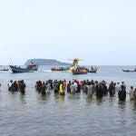 Equipos de rescate intentan salvar a los ocupantes del avión estrellado
