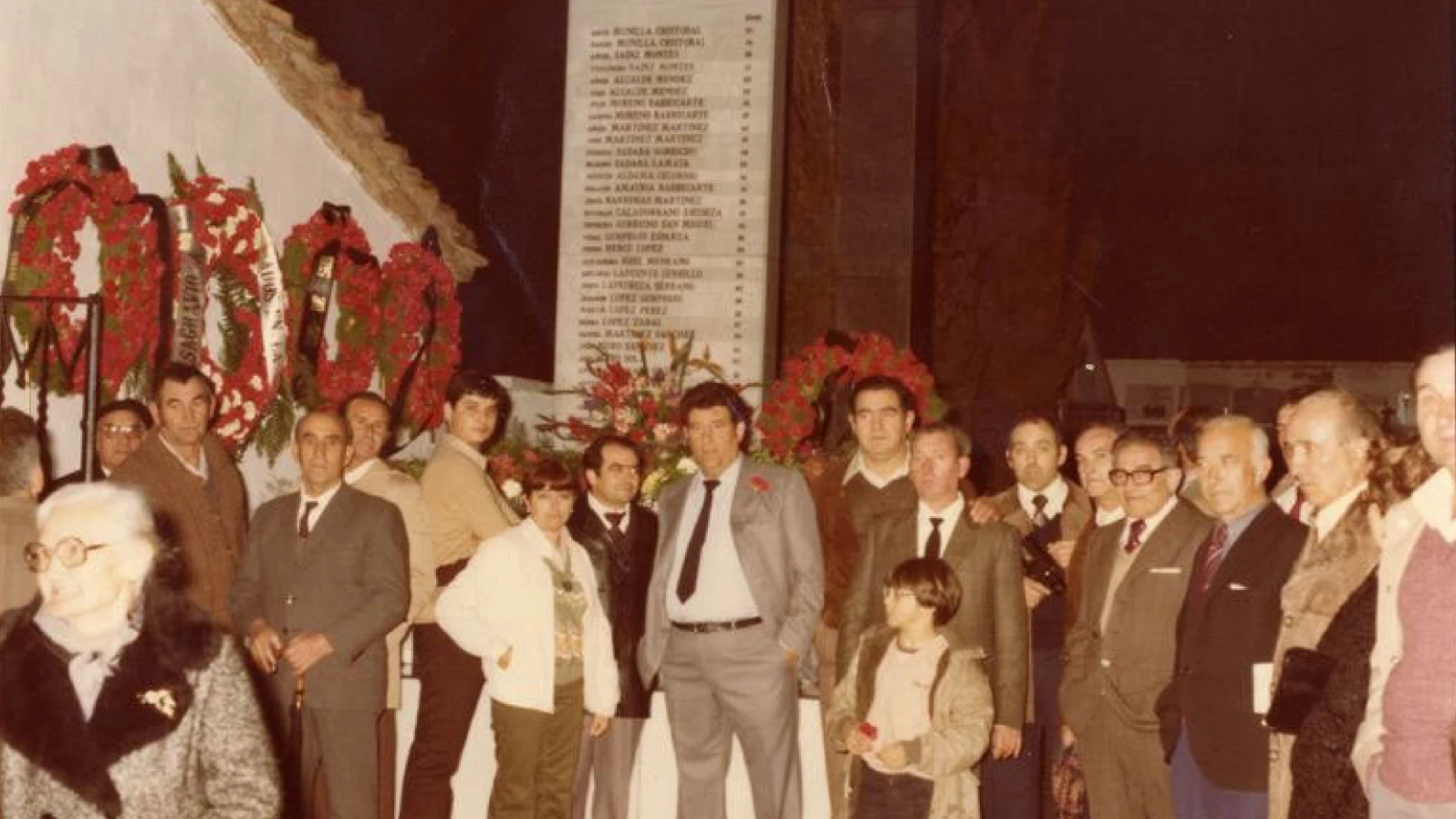 Familiares de los retornados a Navarra, en un acto en su recuerdo en 1980, tras culminar la llamada «operación Retorno»