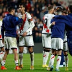 Los jugadores del Rayo celebran la victoria ante el Real Madrid