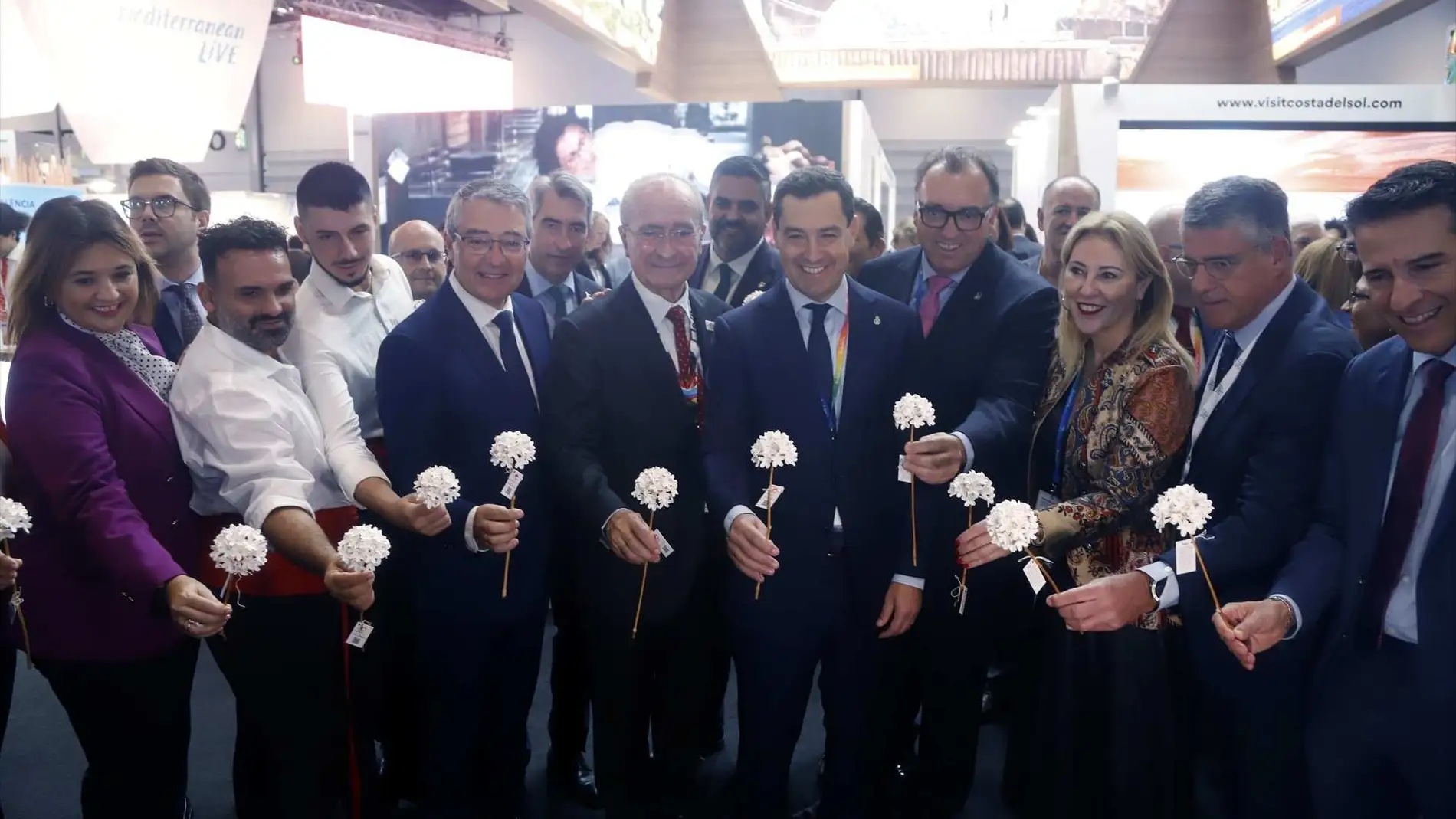 El presidente de la Junta, Juanma Moreno, con la delegación malagueña en la World Travel Market de Londres
