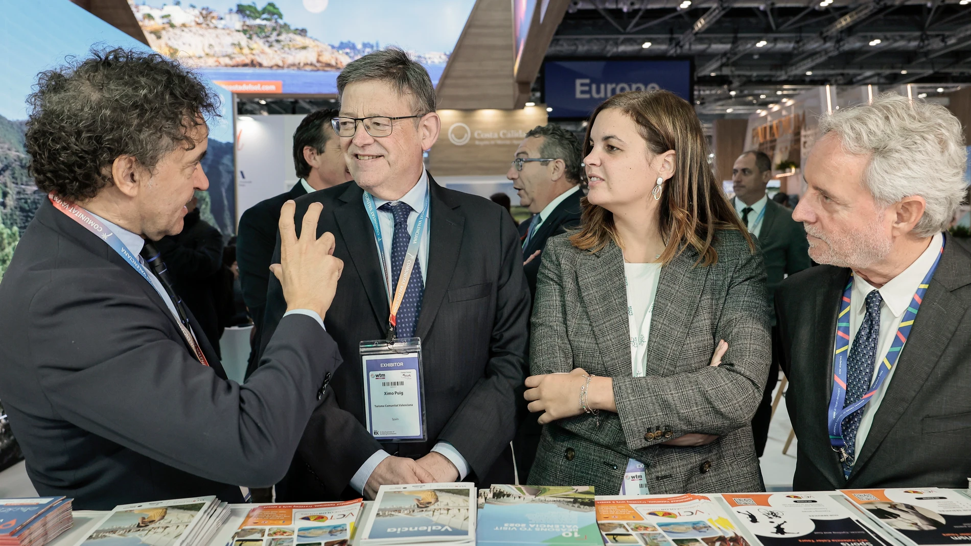 El president de la Generalitat, Ximo Puig, en la imagen, junto a Francesc Colomer, Sandra Gómez y Emiliano García (dcha) asiste a la feria de turismo World Travel Market de Londres