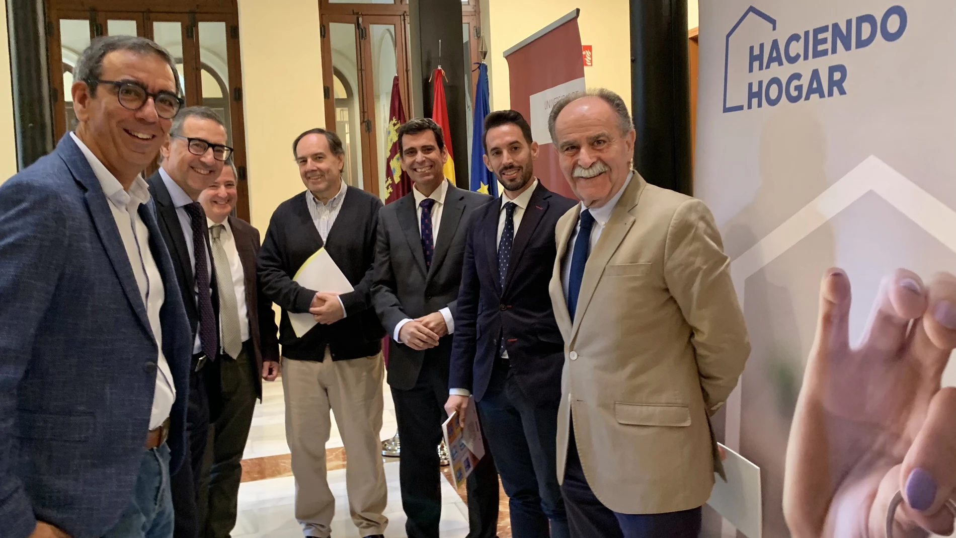 El consejero de Fomento e Infraestructuras, José Ramón Díez de Revenga, y el rector de la Universidad de Murcia, José Luján, durante la presentación del 'Estudio sobre la demanda de vivienda en la Región de Murcia'