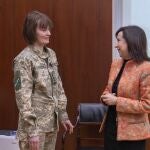 La ministra de Defensa, Margarita Robles, junto a la coronel ucraniana Yulia Tapaciok