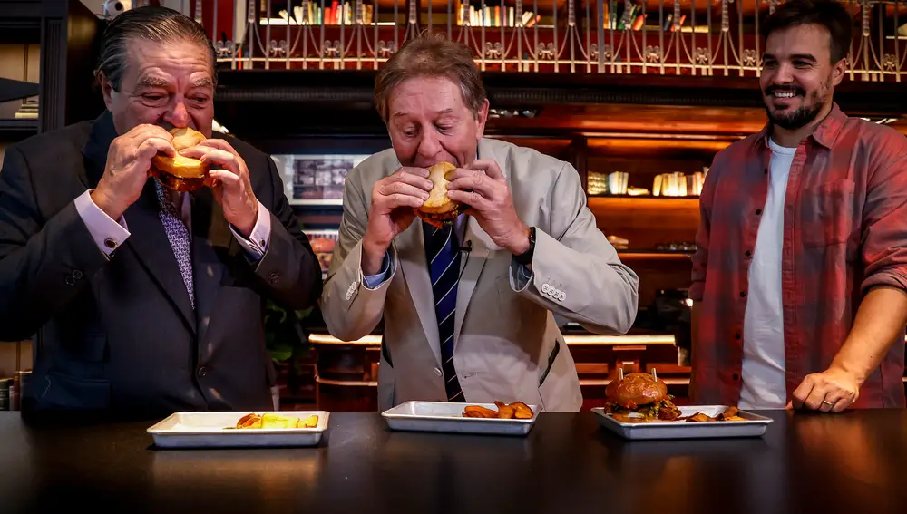 El presidente de la Fundación Premios Rei Jaume I, Javier Quesada (c), y el presidente de la Fundación Valenciana de Estudios Avanzados, Vicente Boluda (1i), se comen una hamburguesa tras presentar las novedades de los actos de entrega de la 34ª edición de los Premios Rei Jaume I 2022, en el Restaurante Hamburguesería Hundred