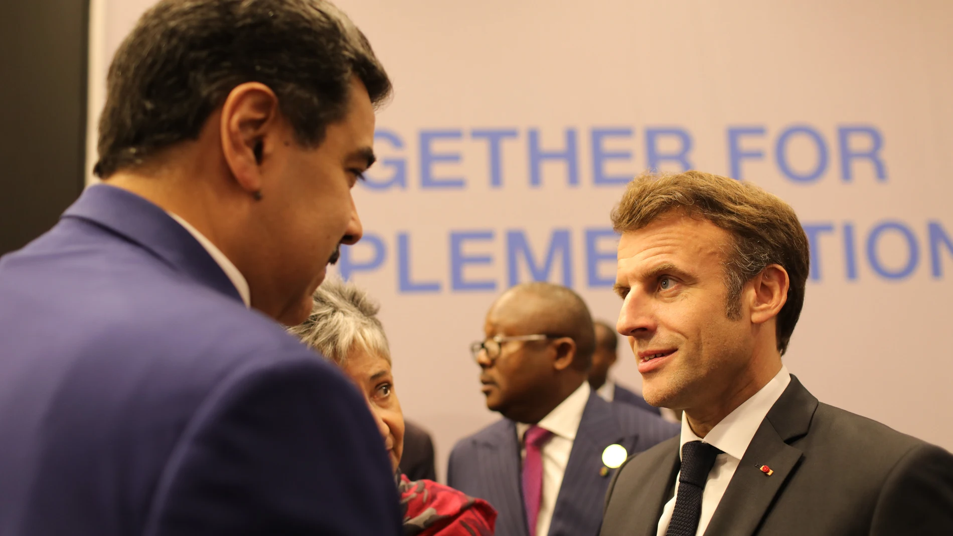 Nicolas Maduro habla con el presidente francés Emmanuel Macron en la cumbre del Clima en Egipto07/11/2022 ONLY FOR USE IN SPAIN