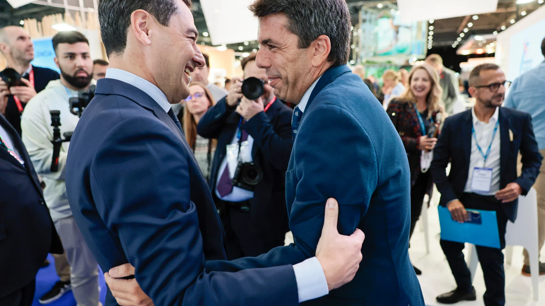 Carlos Mazón (d) saluda al presidente de la Junta de Andalucía, Juan Manuel Moreno Bonilla