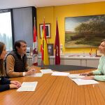 Suárez-Quiñones y Ester Muñoz se reúnen con la gallega Ángeles Vázquez en León