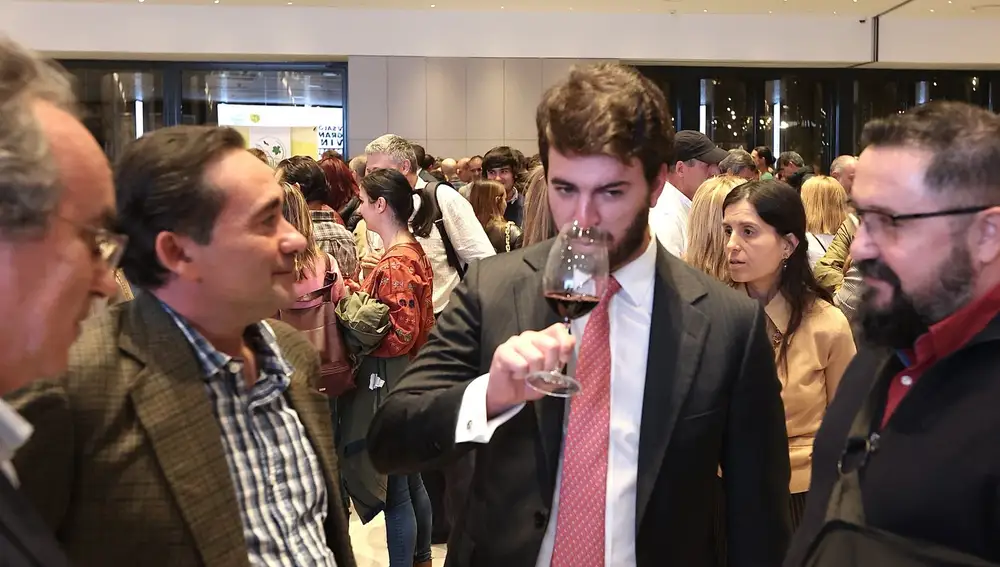 El vicepresidente de la Junta de Castilla y León, Juan García-Gallardo, asiste al V Salón de Grandes Vinos de Castilla y León.